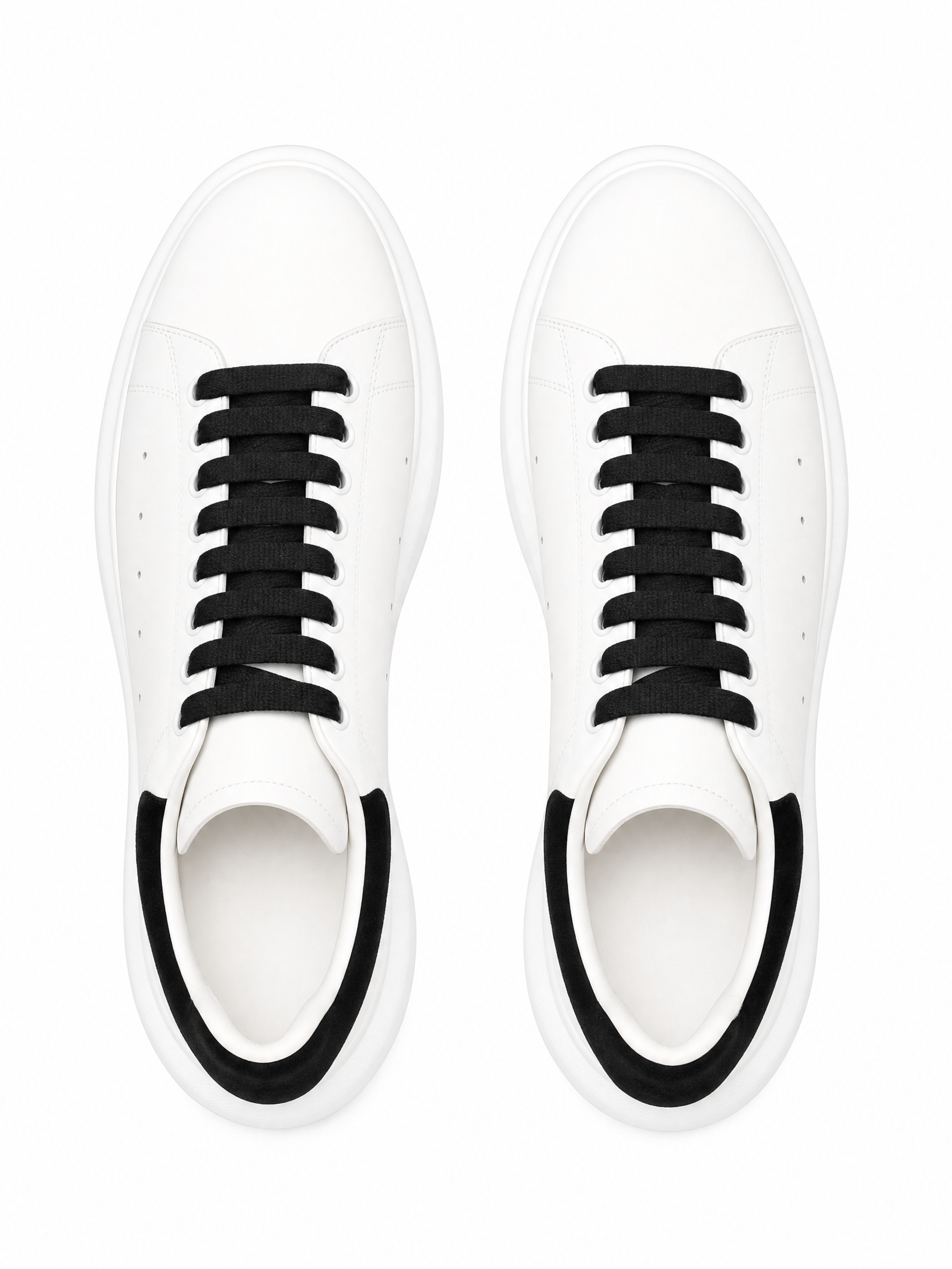 Oversized Sneaker White Black Contrast Lace